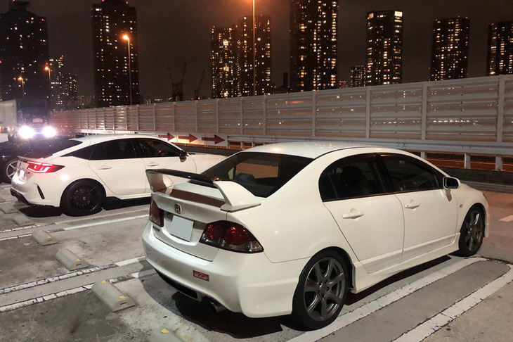 「今日はこのクルマでハルナ（榛名）とアカギ（赤城）に行って、最後にワンガン（首都高）に来ました」と語ったアメリカの青年。乗っていたのは3代目「シビック タイプR」のレンタカー（写真右）で、千葉の「おもしろレンタカー」で借りたという。