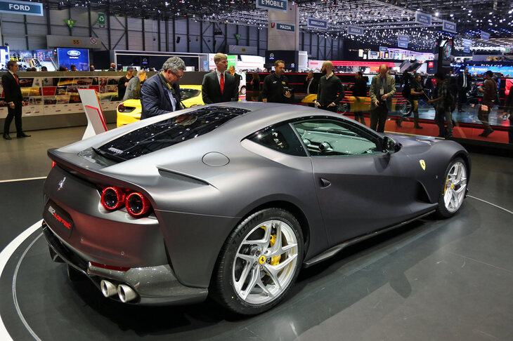2017年のジュネーブモーターショーに展示された「812スーパーファスト」。