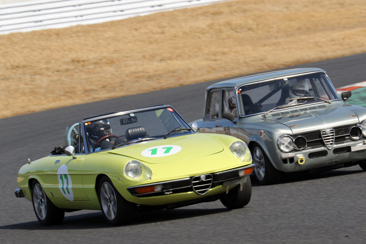 スーパークリスタル／ハイパークリスタル決勝で終始バトルを展開した、これまた2台のアルファ・ロメオ。最終的に「スパイダー ヴェローチェ」が6位、「ジュリア スーパー」が7位でフィニッシュを迎えた。