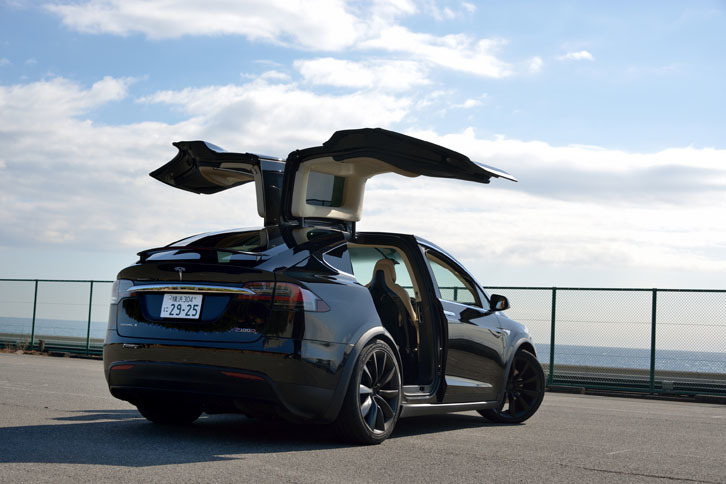 「ファルコンウイングドア」と呼ばれる特徴的なリアドアを持つ「モデルX」。各種センサーにより、跳ね上げたときに壁や天井に当たりそうになると自動的に停止する。