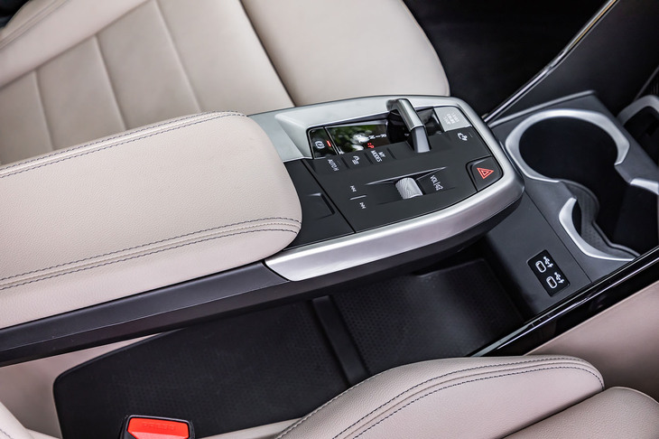 「2シリーズ アクティブツアラー」と同じく、空中に浮かんでいるような「アイランド型センターコンソール」を採用。スタート／ストップスイッチやスイッチ式のシフトセレクター、ドライブモードセレクターなどが整然と配置される。