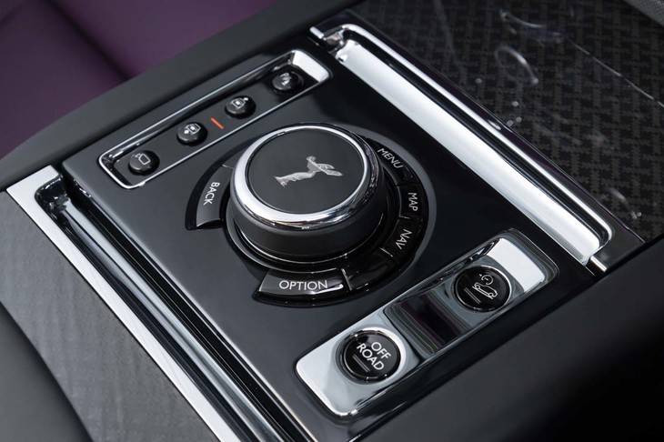 「スピリット・オブ・エクスタシー」があしらわれたダイヤルはインフォテインメントシステム用。シフトセレクターはステアリングコラムから生えたレバー式。