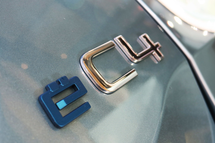 シトロエンE-C4エレクトリック（「ëC4」バッジ）