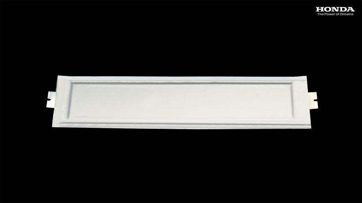 ホンダが試作した全固体電池。ホンダは当面、バッテリーの供給を外部に頼るとしているが、同時に内製化へ向けた動きもみせており、2020年代後半以降は、次世代電池の開発などで独自の取り組みを加速させるとしている。
