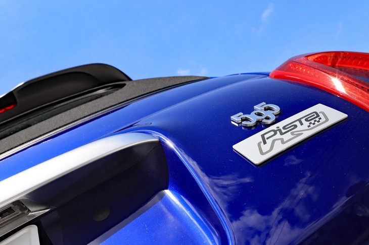 リアにはサーキットのコース図と「Pista」ロゴが刻まれたバッジがあしらわれる。