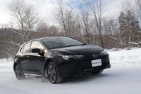 「オブザーブGIZ2」を履いた「トヨタ・カローラ スポーツ」で圧雪路を行く。従来品からの着実な進化を感じた。