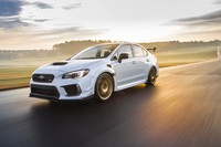 「S209」のボディーカラーは、写真のクリスタルホワイト・パールのほか、スバルSTIのモータースポーツ活動を象徴するWRブルー・パールもラインナップされる。