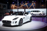 2014年のデリーモーターショーにおける、ジャガー・ランドローバーのブースの様子。ジャガー・ランドローバーは、現在はインドのタタ自動車が所有している。