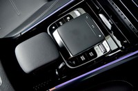 インフォテインメントシステムの操作デバイスはセンターコンソールに集約されている。左前方（写真では上方）には走行モードのセレクターがレイアウトされている。