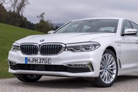 こちらは現行型の「BMW 5シリーズ」。「3シリーズ」とともに、ブランドの統一性を感じさせるフロントデザインが採用されている。