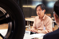 「ブリザックVRX3」のマーケティングと商品開発について、山本氏と渡部氏から話を聞くインタビュアーの森口将之氏。