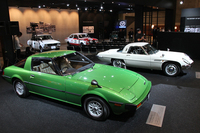 マツダ初のロータリーエンジン搭載車である「コスモスポーツ」（写真奥）をはじめ、メーカー出展では最多の7台を展示したマツダのブース。