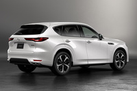 「CX-60」のボディーサイズは全長×全幅×全高＝4740×1890×1685mm、ホイールベース＝2870mmで、エンジン縦置きの新開発プラットフォームが採用されている。