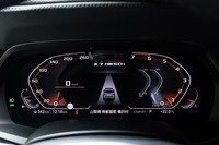 メーターパネルは12.3インチの液晶ディスプレイで、走行モードによってデザインが切り替わる。車名ロゴの上には、ハンズオフ走行には必須のドライバーをモニターするカメラが備わっている。