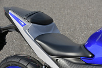 シート高は780mmで、スリムな車体形状とも相まって足つき性は良好。車重は170kgと軽く、フルカウルのスーパースポーツでありながら痛痒（つうよう）なく日常使いできる。