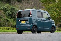 テールランプは内部をブラックにペイント。ナンバープレート上部のガーニッシュもブラック塗装だ。