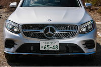 垂直に切り立ったダイヤモンドフロントグリルはメルセデスクーペのトレードマーク。