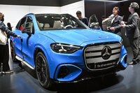 「ジャパンモビリティショー2025」の会場より、「ビジョン アイコニック」の系統とおぼしきグリルが装着された、新型「GLC」のBEVモデル。