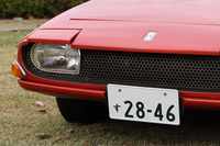 セミリトラクタブルライトの「まぶた」を上げた状態。異形のヘッドライト本体は「いすゞ・ベレットBタイプ」用。