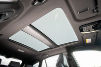 上級モデルならではの充実した装備も新型「ハリアー」の見どころ。ボタンひとつでガラスがくもり、透過光がやわらかくなる「調光パノラマルーフ」はトヨタ初の装備となる。