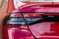 新型「アコード」では、これまでのアコードオーナーに加え、40〜50代の若いユーザーもターゲットに据えている。ブラックパーツを用いたシャープなエクステリアデザインで、全体的な若返りを図ったという。