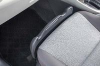 「ヤリス ハイブリッドZ」に標準装備される「買い物アシストシート」。助手席前方の格納式ストッパーを引き出すことで、シートに置いた荷物を安定させられる。
