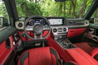「AMG G63」のインストゥルメントパネルまわり。丸型のエアコン吹き出し口と、現行型「Sクラス」などに通じる、巨大な2枚のモニターが目を引く。