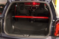 「MINIジョンクーパーワークスGP」の乗車定員は2人。後席は省かれ、ボディーの強度を上げるクロスバーが装着されている。