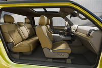 フロントシートにはヒーター／ベンチレーション／マッサージ機能を装備している。