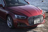 前後に長いボンネットにはシャープなプレスラインが走り、パワードームと呼ばれるふくらみが備わる。