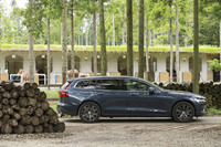 先代比で、全長は125mm延長。全幅は15mm狭くなり、全高は45mmも低められた。