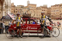 ルノー販売店でメカニックとして働くドゥッチョ氏（写真右）と、友人のクラウディオ氏（同左）。往年のルノー公式自転車チームのユニフォームを再現した。