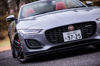 「R-DYNAMICブラック」のフロントフェイス。標準で装備される「ブラックエクステリアパック」によって、フロントグリルやエアインテークのベゼル、サイドベントなどがブラック仕上げとなる。