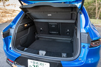 ラゲッジスペースの容量は500リッター。写真のとおり床面の高さは2段階で調整可能だ。左の側壁には12Vの電源ソケットが設けられている。