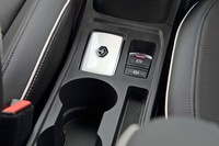 電動パーキングブレーキスイッチの横にはカードキーの収納場所が用意されている。カップホルダーが大型化されたのもうれしいポイントだ。