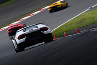 車両重量は1382kg（乾燥重量）で、前後の重量配分は前43％、後ろ57％。パワーウェイトレシオは2.16kg/ps。