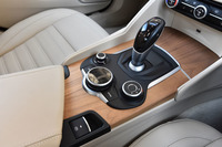 トランスミッションは8段ATを採用する。シフトセレクターの手前には、ドライブモード切り替え機構「アルファD.N.A.ドライブモードシステム」の操作ダイヤルや、インフォテインメントシステムの操作スイッチが備わる。