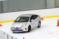 「アイスナビ7」を装着した「トヨタ・プリウス」でコーナリング性能をテスト。「アイスナビ6」を履いた車両よりもスピードに乗ったコーナリングができた。