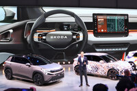 フォルクスワーゲン・グループのオリバー・ブルーメCEOが、各ブランドのコンセプトカーや近い将来のモデルを紹介中。後方左はシュコダのBEV「エピック・コンセプト」。右のカムフラージュされた車両はクプラの「ラヴァル」。