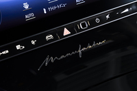 センターディスプレイの下部には「Manufaktur」の文字が筆記体でつづられている。