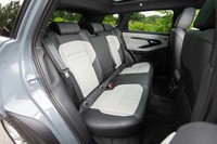 20mm延長されたホイールベースによって、後席の居住空間は初代モデルよりも広く快適になった。