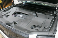 プレミアムカーの世界では、いまひとつ評判のよくないエンジン横置きのFF系プラットフォームだが、エンジンルームの長さを短くできるぶん、キャビンを広くとれるという利点がある。実際には、むしろショーファーカー向けのプラットフォームといえるのだ。