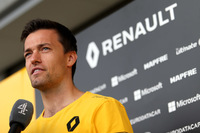 予選終了後、ルノーはジョリオン・パーマー（写真）が日本GPを最後にチームを去ることを発表。空いたシートには、カルロス・サインツJr.がおさまることになった。元F1ドライバーのジョナサンを父に持つジョリオンは昨シーズンにルノーでGPデビュー。今季はチームメイトのニコ・ヒュルケンベルグの陰に隠れ、ヒュルケンベルグ34点に対し8点といい結果が残せていなかった。パーマーの来季については未定。サインツJr.の離脱によりトロロッソではダニール・クビアトが復活、前戦マレーシアGPから出場している新人ピエール・ガスリーと組むことになった。（Photo=Renault Sport）