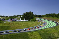 外周路にずらりと並んだオーナー自慢のポルシェ。