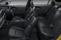 「Z」グレードのキャビン。従来型では荷室のフロア下にレイアウトされていたバッテリーパックを後席の下部に移設することで、荷室容量が拡大された。