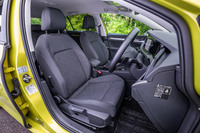 「eTSIアクティブ」の前席。手動調整式のファブリックシートを標準装備する。ヒーターや電動調整機構などは設定されていない。