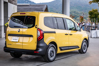 新型「カングー」のリアビュー。ブラックのバンパーは、日本のファンの要望を取り入れた、日本仕様車限定の装備のひとつだ。