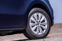 「インテンス」グレードには、スチールホイール＋フルホイールキャップと205/60R16サイズのタイヤが標準で装備される。今回の試乗車は「コンチネンタル・エココンタクト6」タイヤが組み合わされていた。