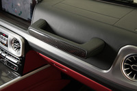 従来モデルから大幅に洗練されたものの、周囲を見下ろすようなシートポジションなど、クロカン車らしさは健在。助手席の前には、丈夫な手すりが設けられている。