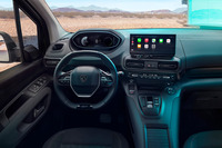 最新型「プジョー・リフター」のコックピット。アナログ式からデジタル式に変更されたメーターパネルや、8インチから10インチにサイズアップしたダッシュボードセンターのタッチスクリーンが目を引く。